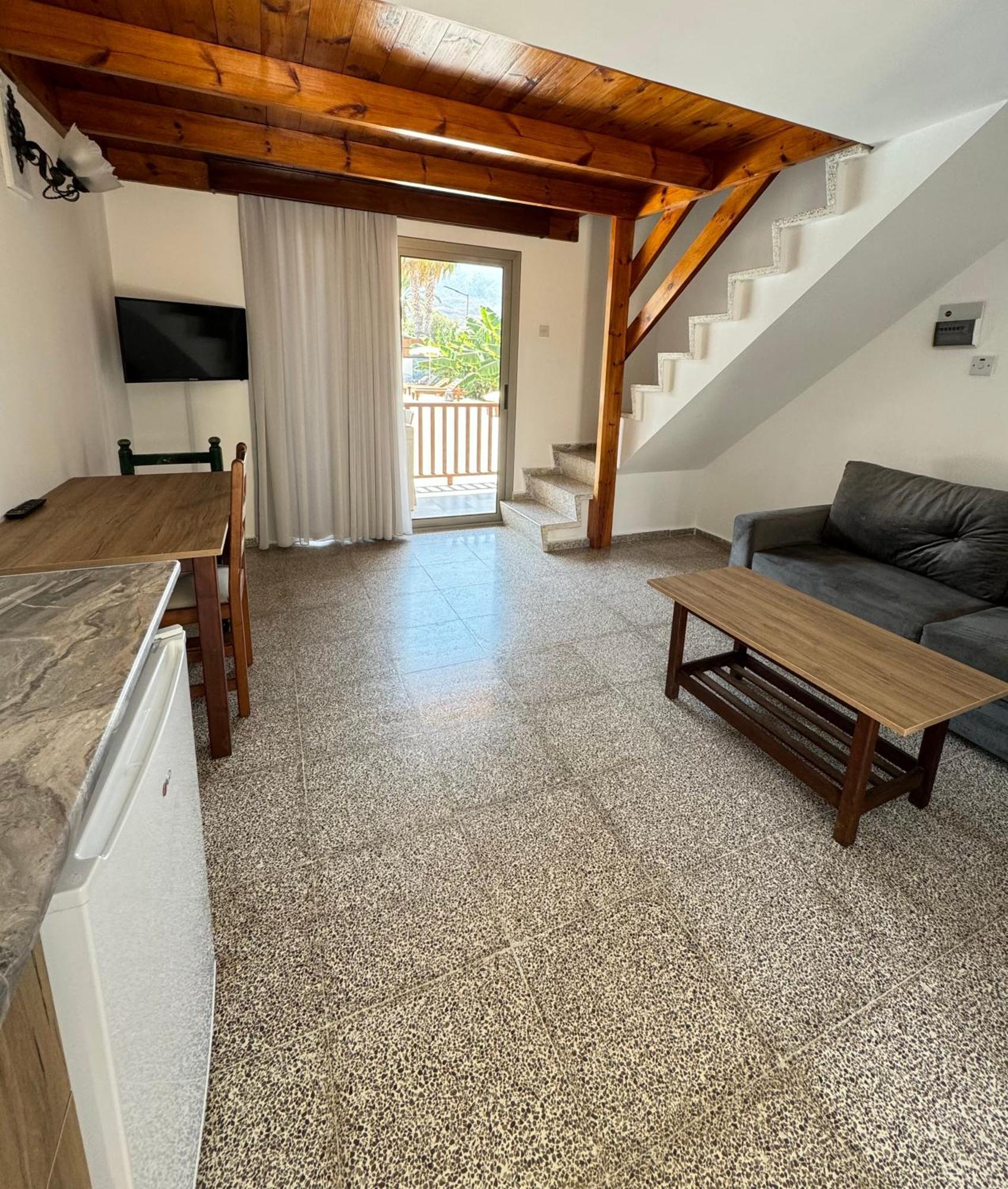 The Horse Farm Hotel Agios Georgios  ภายนอก รูปภาพ