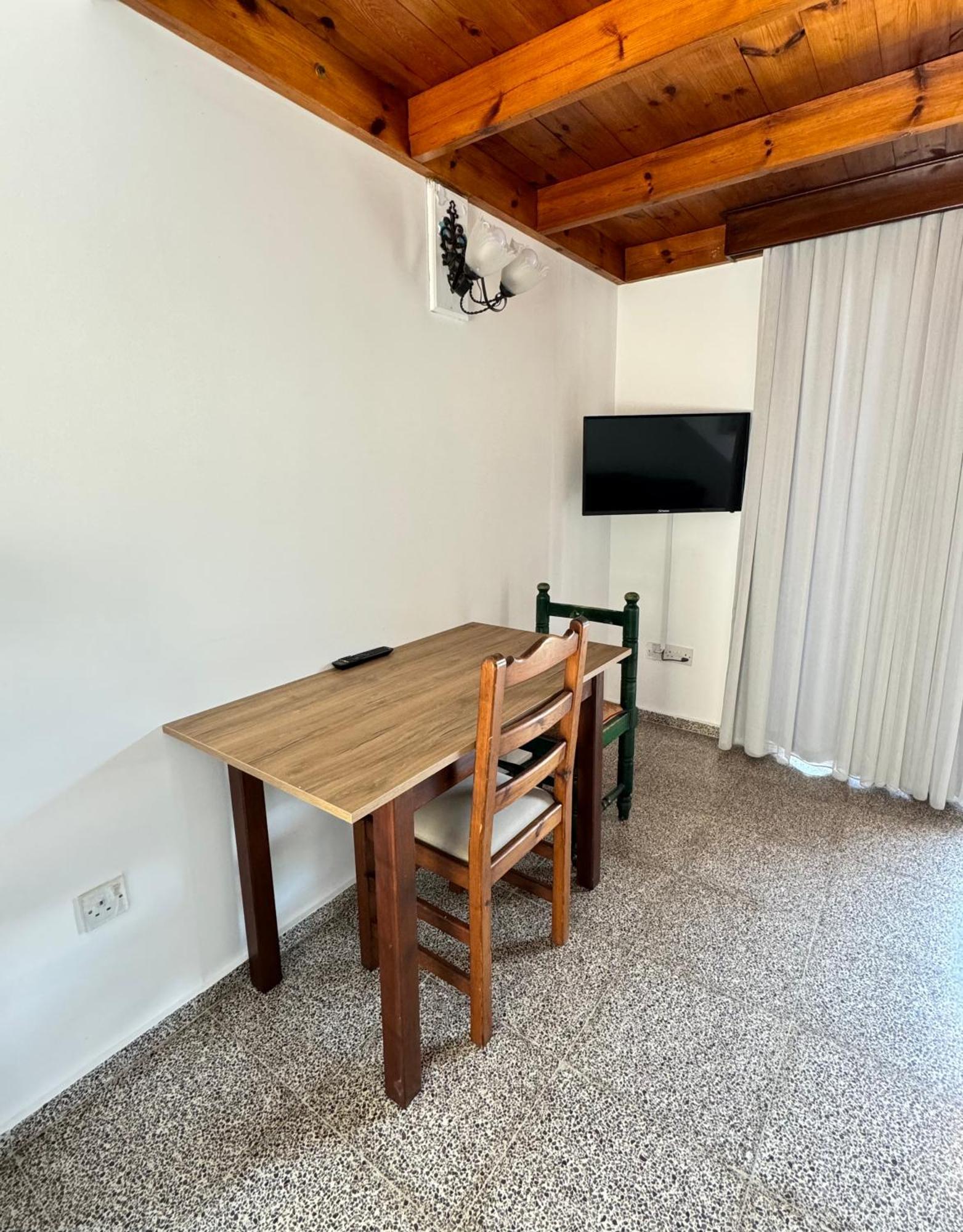 The Horse Farm Hotel Agios Georgios  ภายนอก รูปภาพ