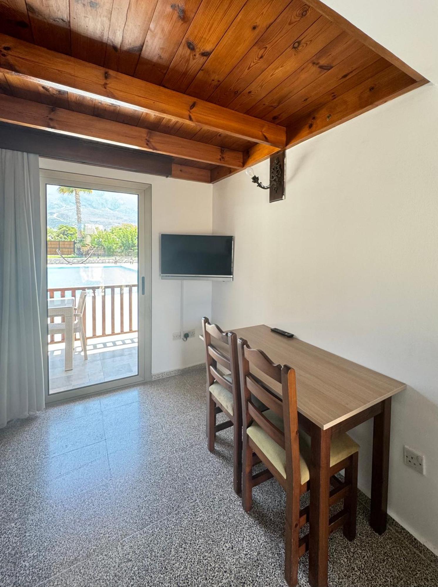 The Horse Farm Hotel Agios Georgios  ภายนอก รูปภาพ