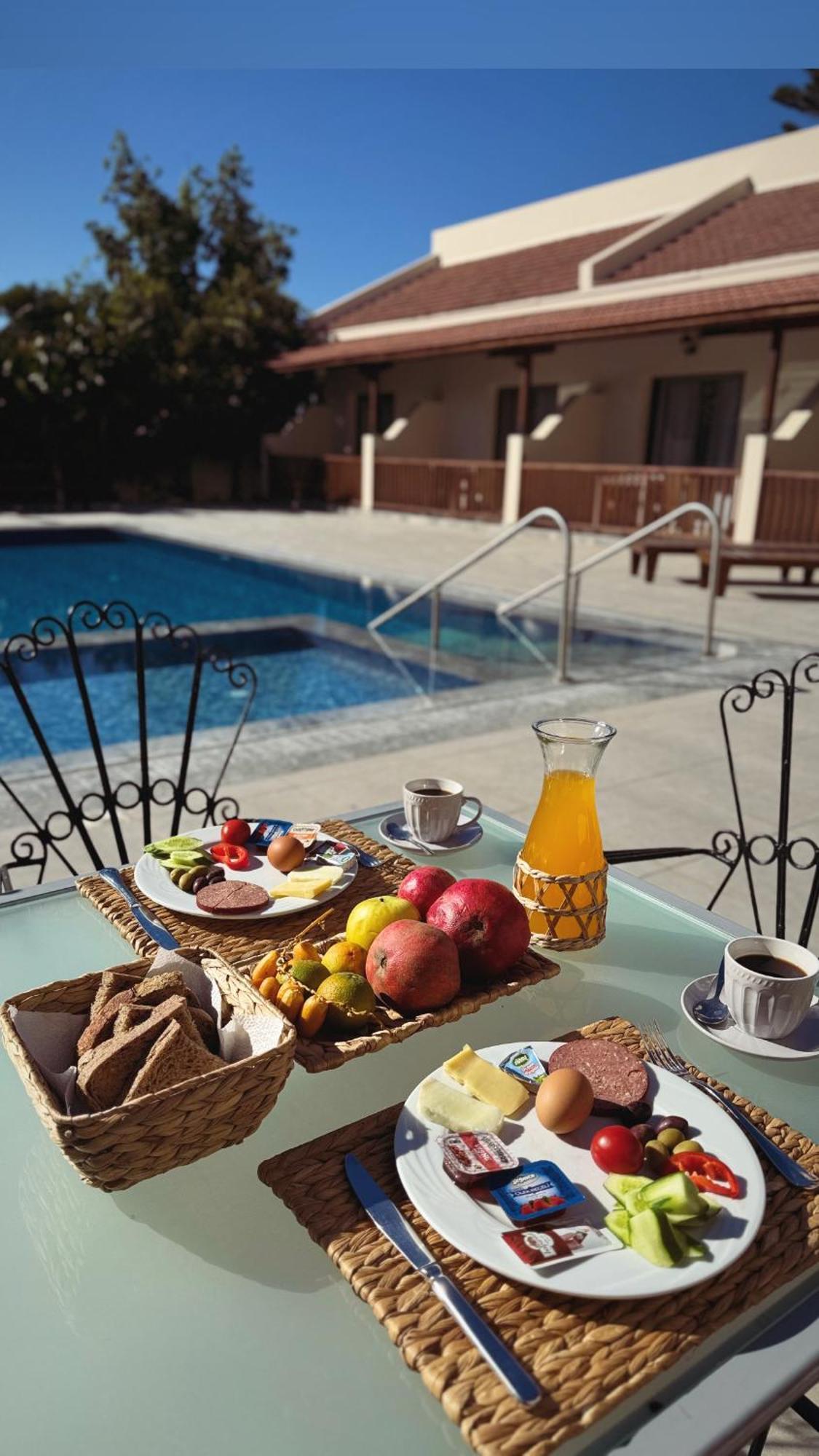 The Horse Farm Hotel Agios Georgios  ภายนอก รูปภาพ