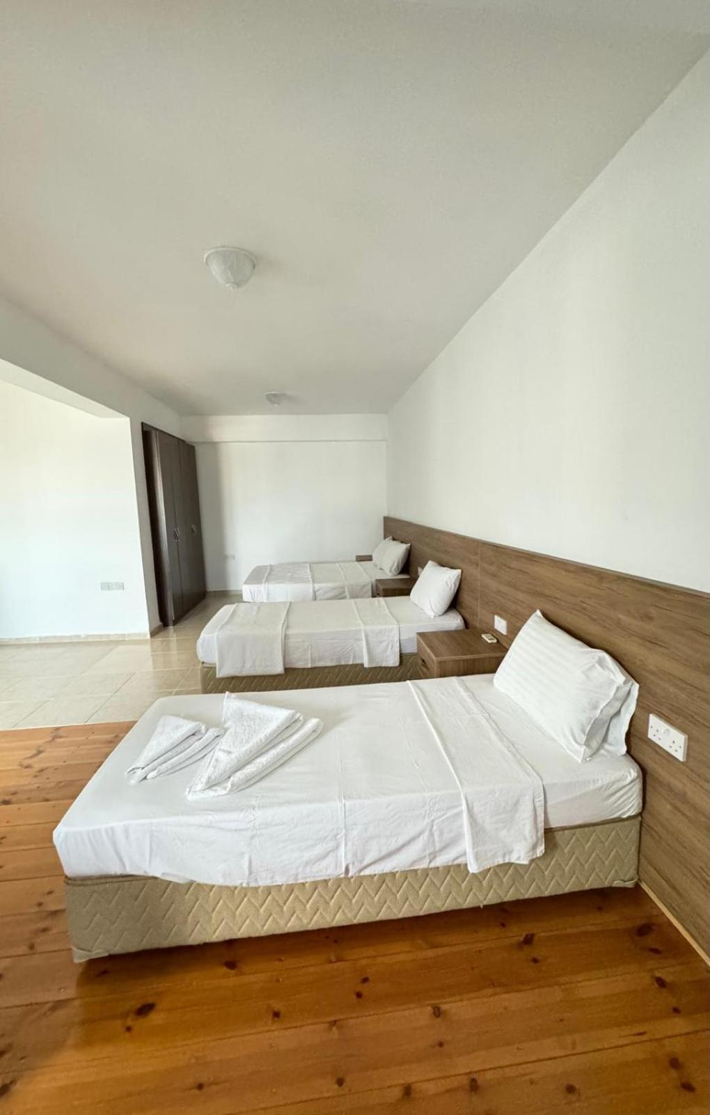The Horse Farm Hotel Agios Georgios  ภายนอก รูปภาพ